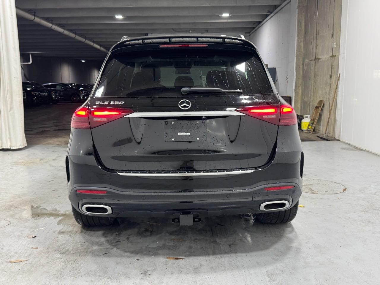 Mercedes-Benz GLE Vehicle Full-screen Gallery Image 9