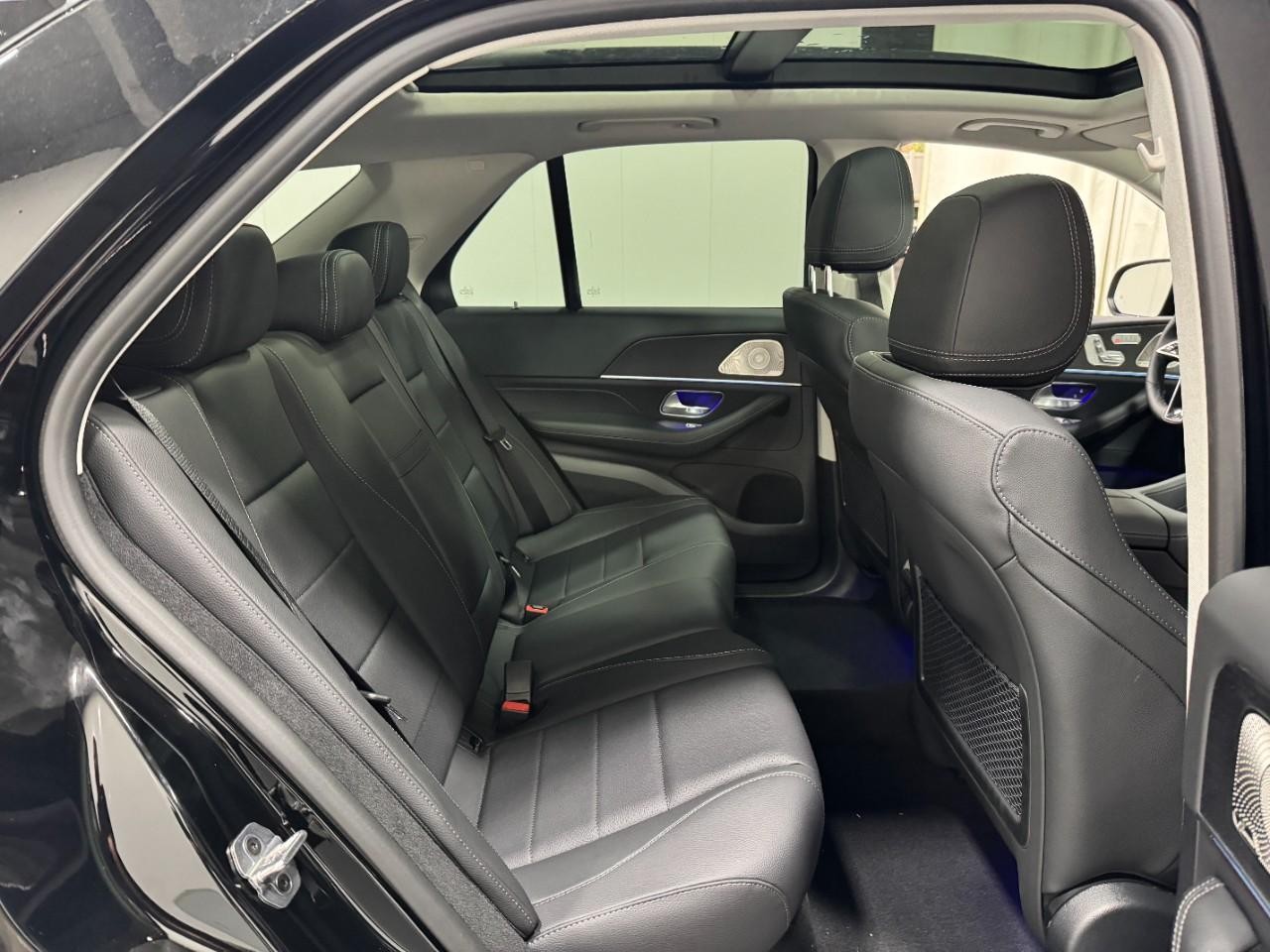 Mercedes-Benz GLE Vehicle Full-screen Gallery Image 10