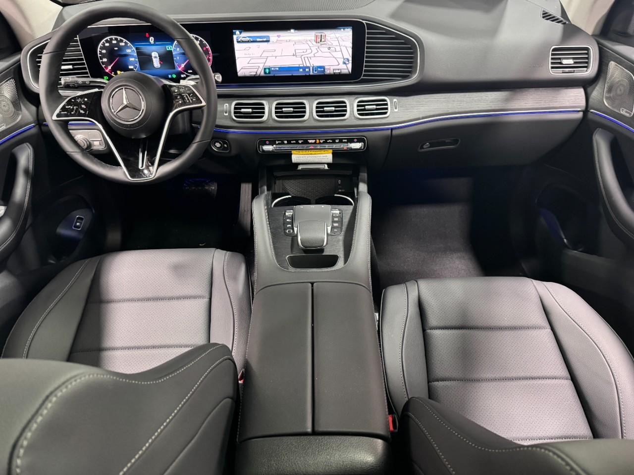 Mercedes-Benz GLE Vehicle Full-screen Gallery Image 12