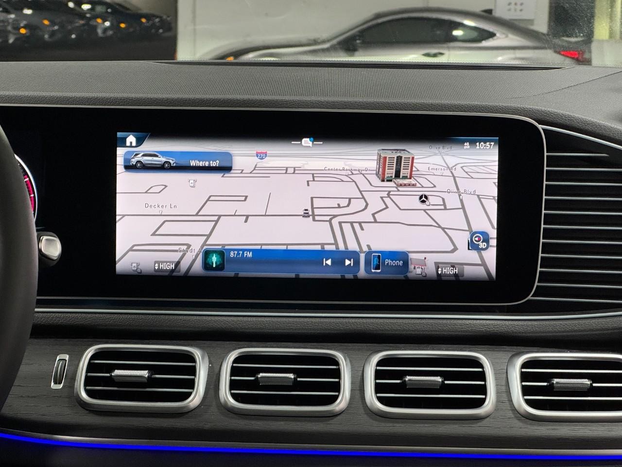 Mercedes-Benz GLE Vehicle Full-screen Gallery Image 14