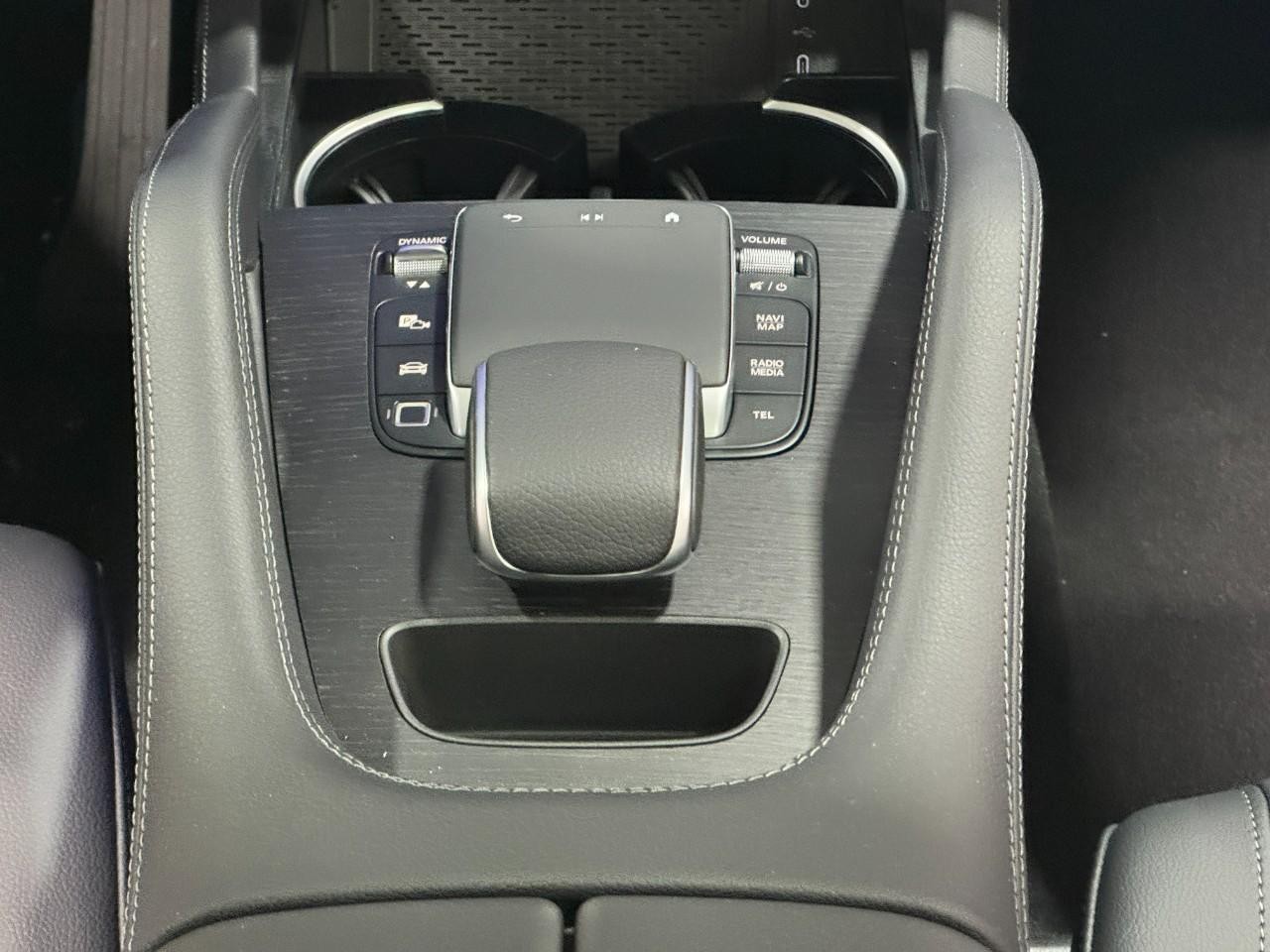 Mercedes-Benz GLE Vehicle Full-screen Gallery Image 16