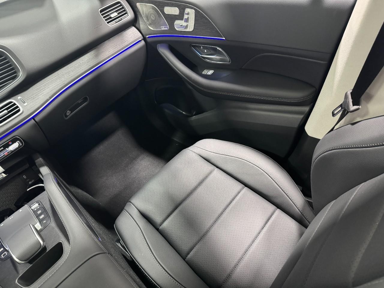 Mercedes-Benz GLE Vehicle Full-screen Gallery Image 17