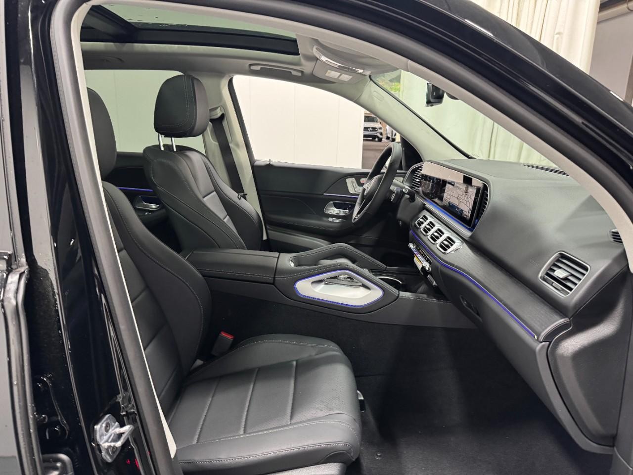 Mercedes-Benz GLE Vehicle Full-screen Gallery Image 18