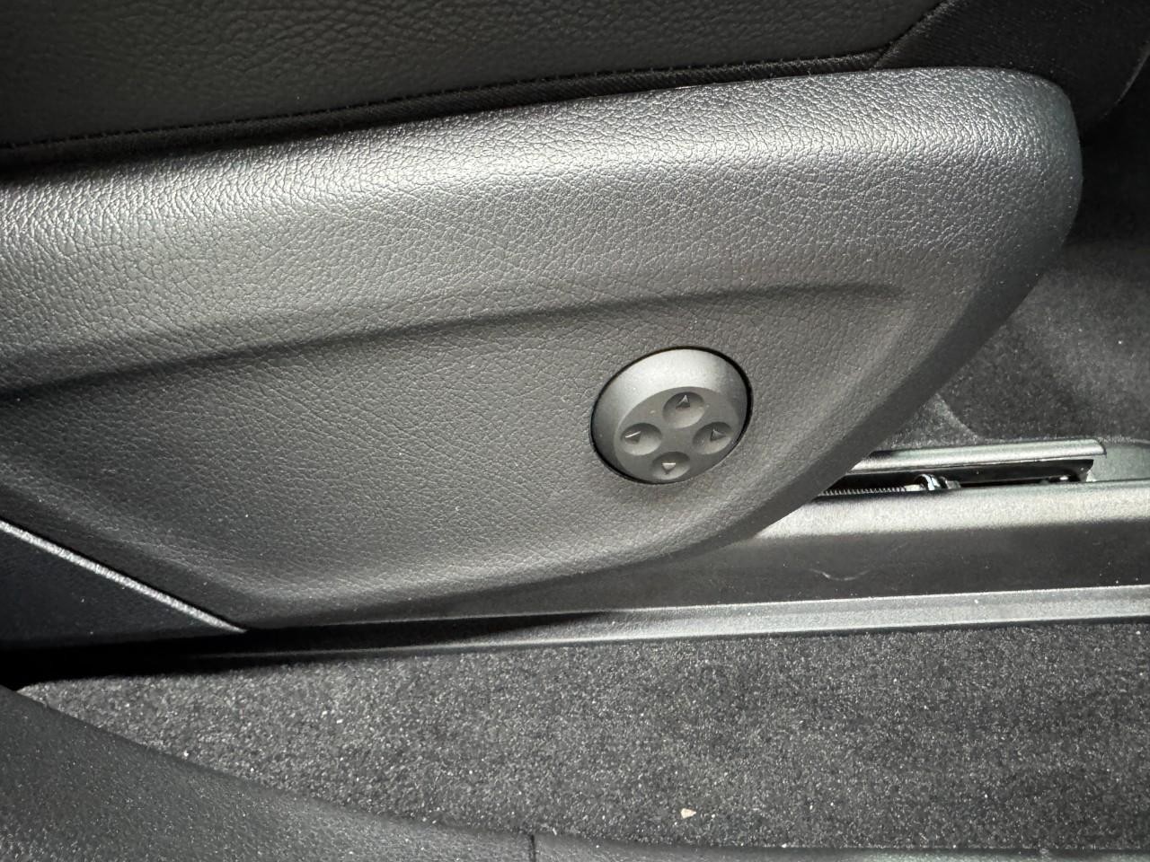 Mercedes-Benz GLE Vehicle Full-screen Gallery Image 20