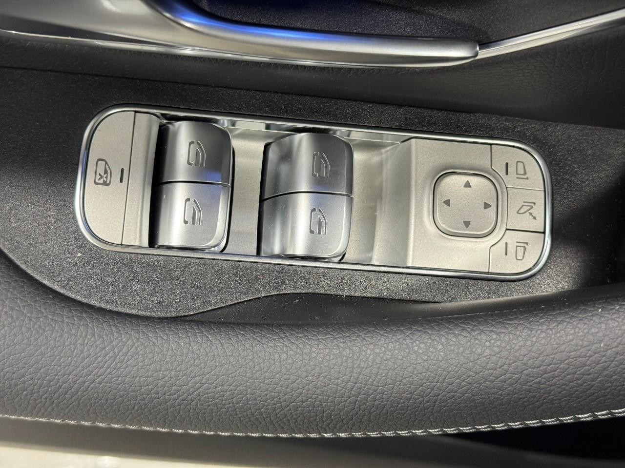 Mercedes-Benz GLE Vehicle Full-screen Gallery Image 27