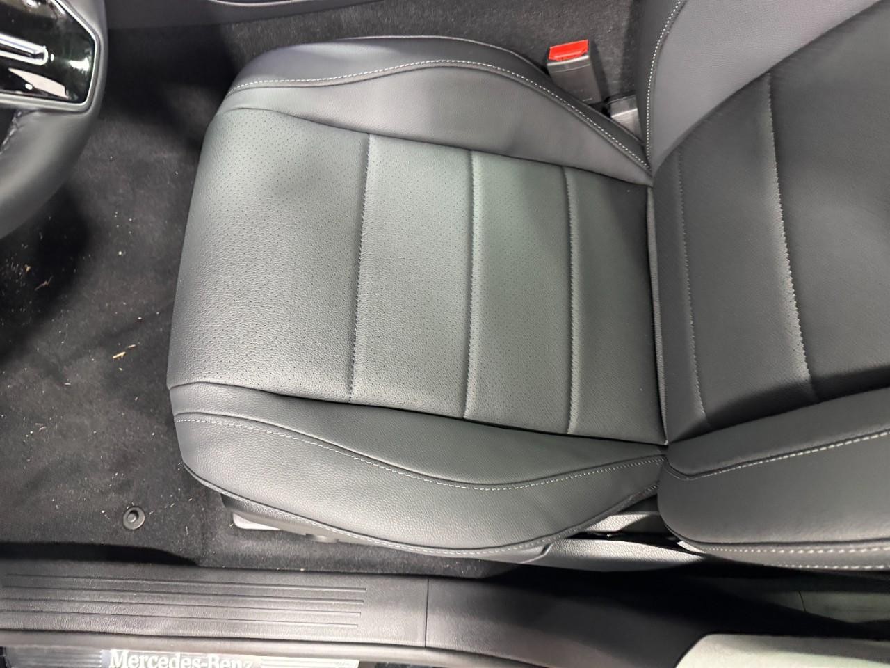 Mercedes-Benz GLE Vehicle Full-screen Gallery Image 30