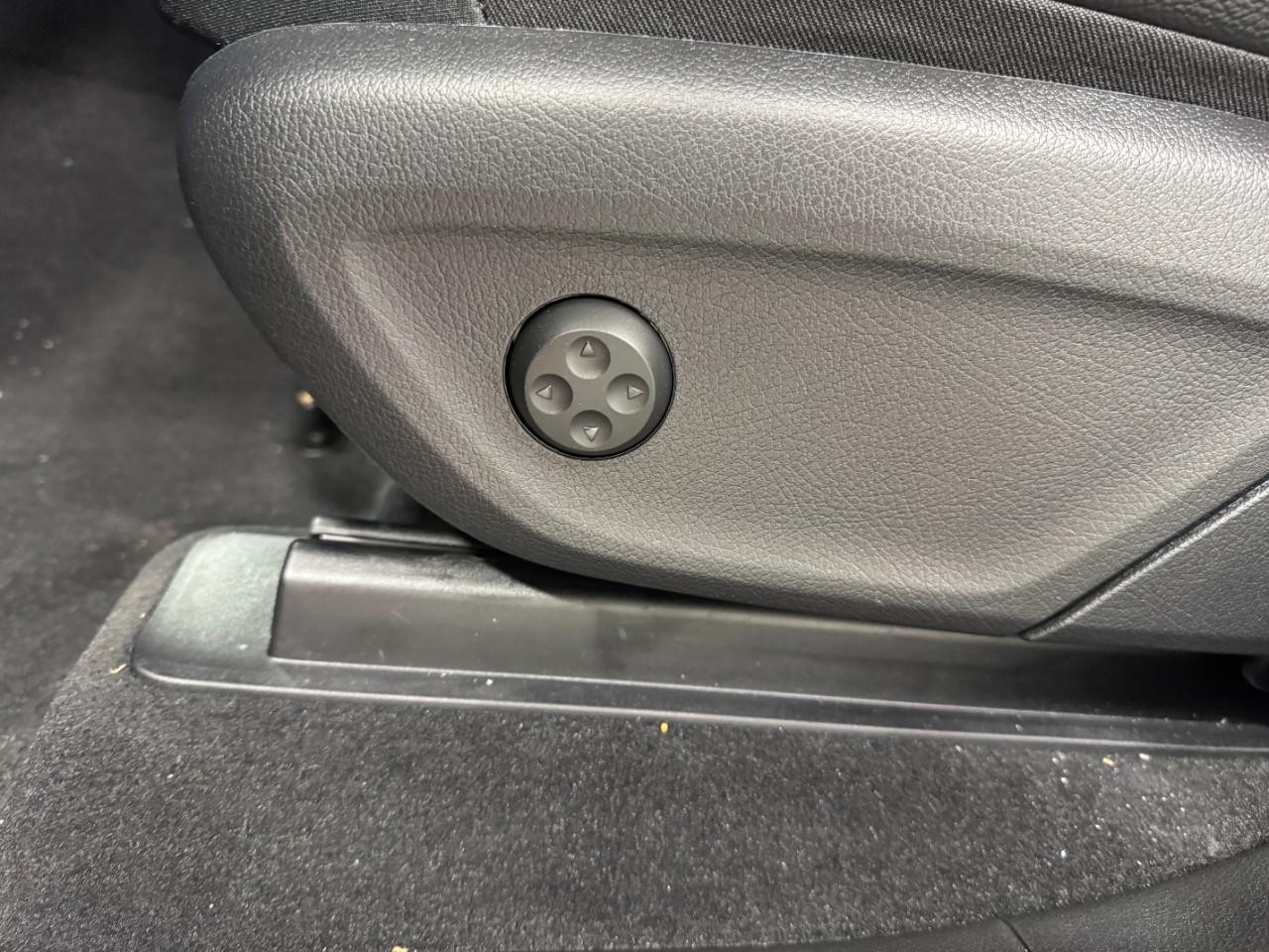 Mercedes-Benz GLE Vehicle Full-screen Gallery Image 31