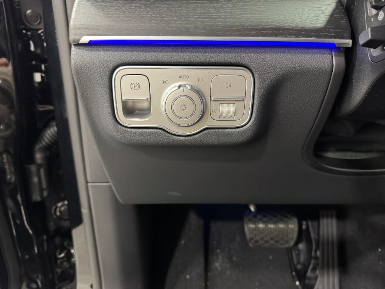 Mercedes-Benz GLE Vehicle Full-screen Gallery Image 32