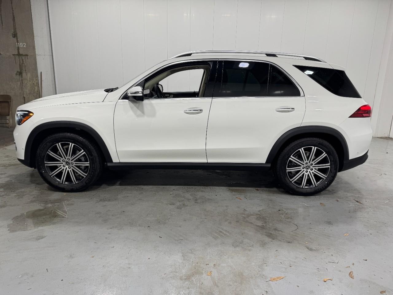 Mercedes-Benz GLE Vehicle Full-screen Gallery Image 2