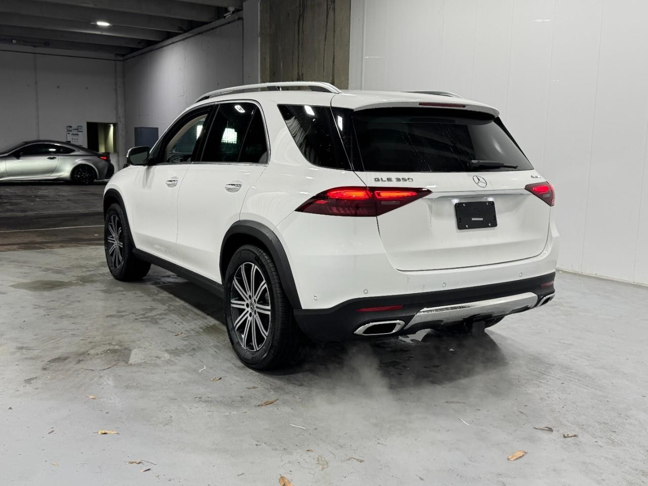 Mercedes-Benz GLE Vehicle Full-screen Gallery Image 3