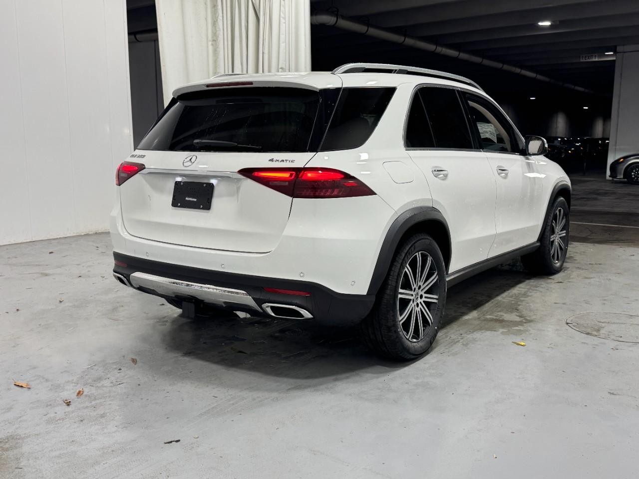 Mercedes-Benz GLE Vehicle Full-screen Gallery Image 4