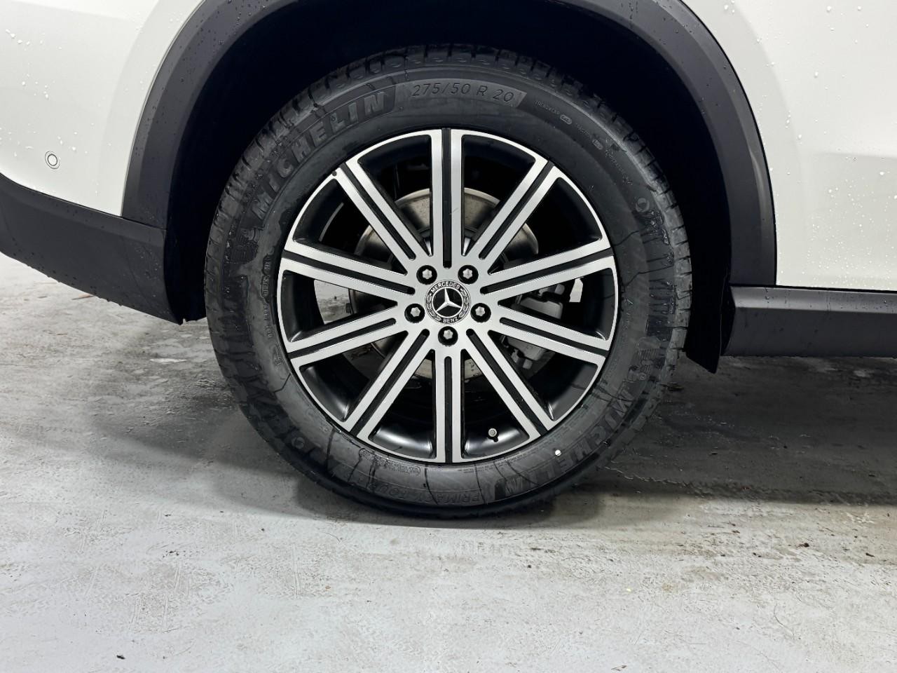 Mercedes-Benz GLE Vehicle Full-screen Gallery Image 5