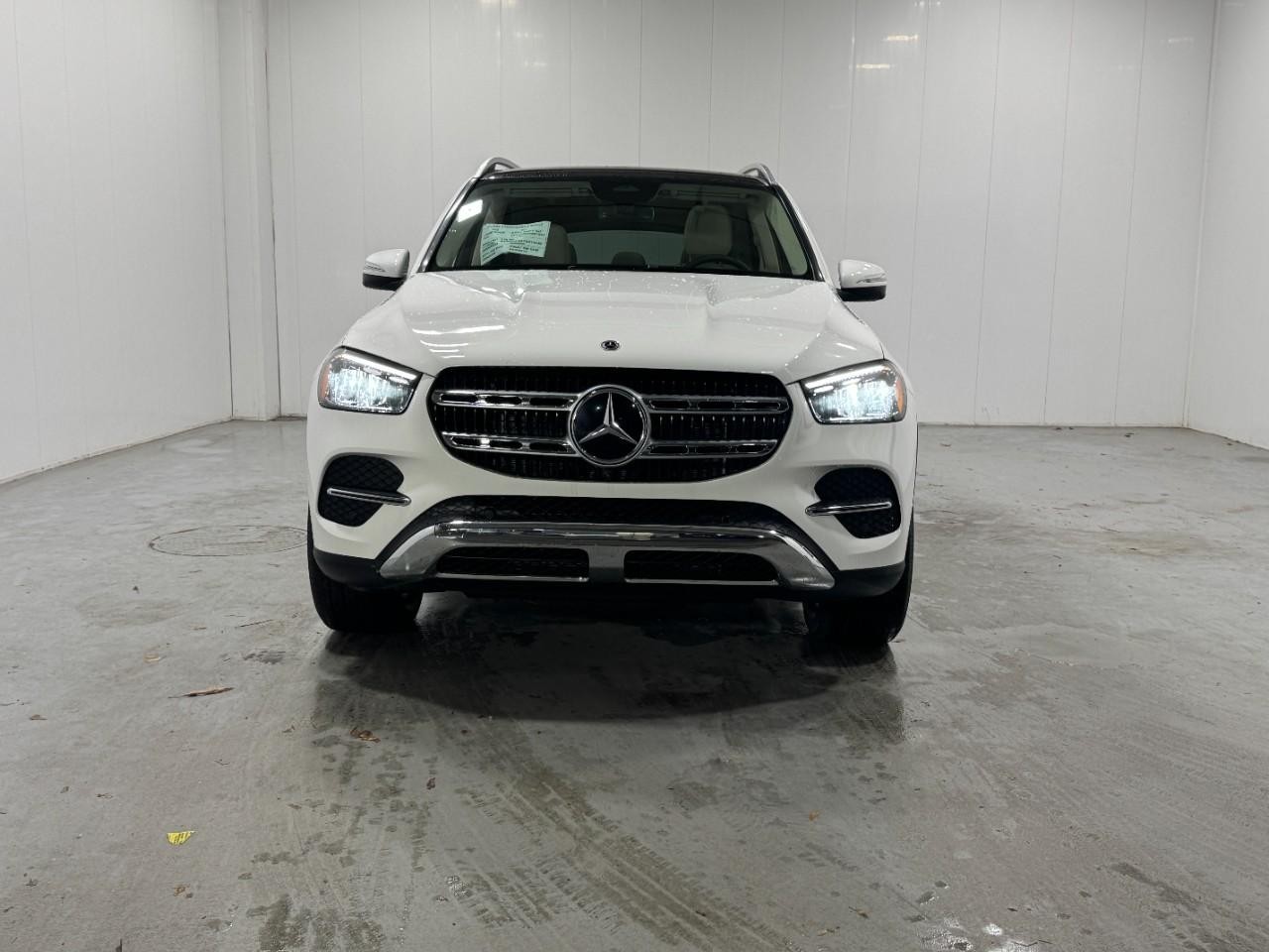 Mercedes-Benz GLE Vehicle Full-screen Gallery Image 7