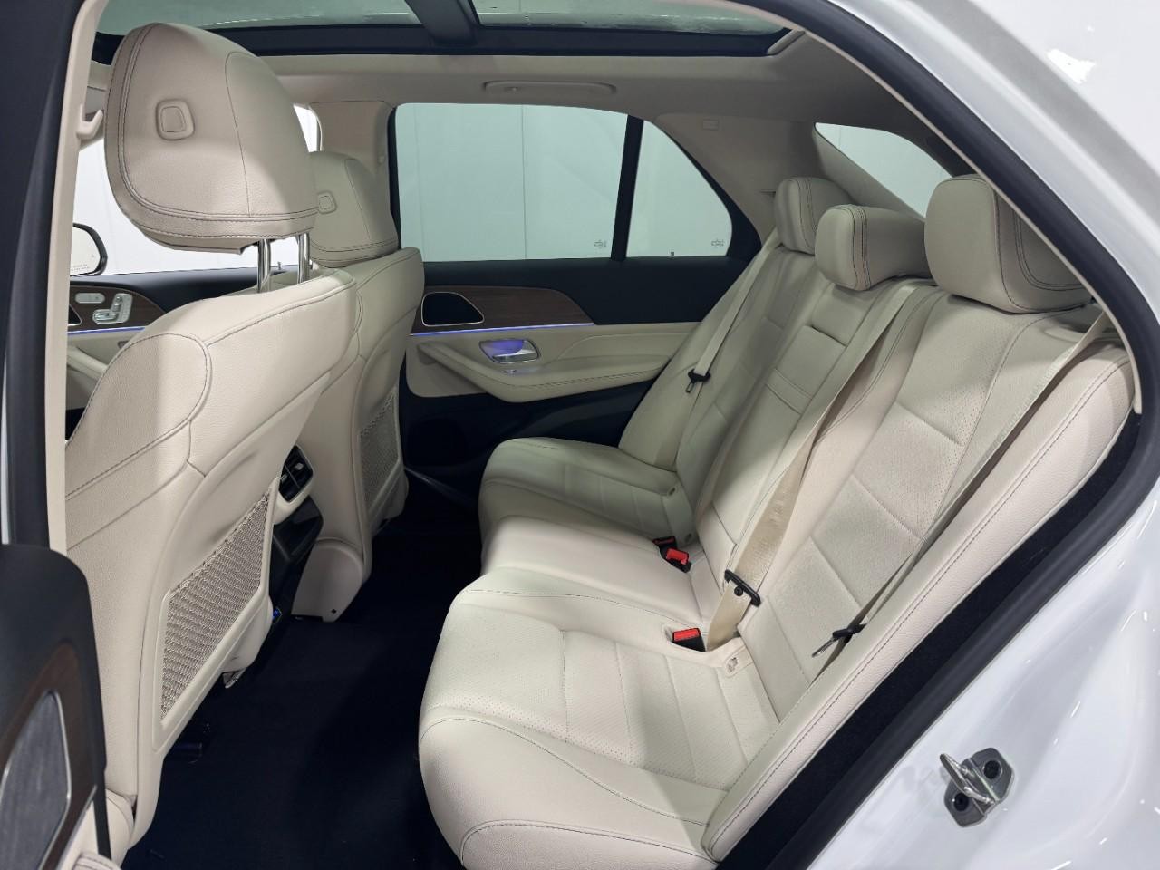 Mercedes-Benz GLE Vehicle Full-screen Gallery Image 8