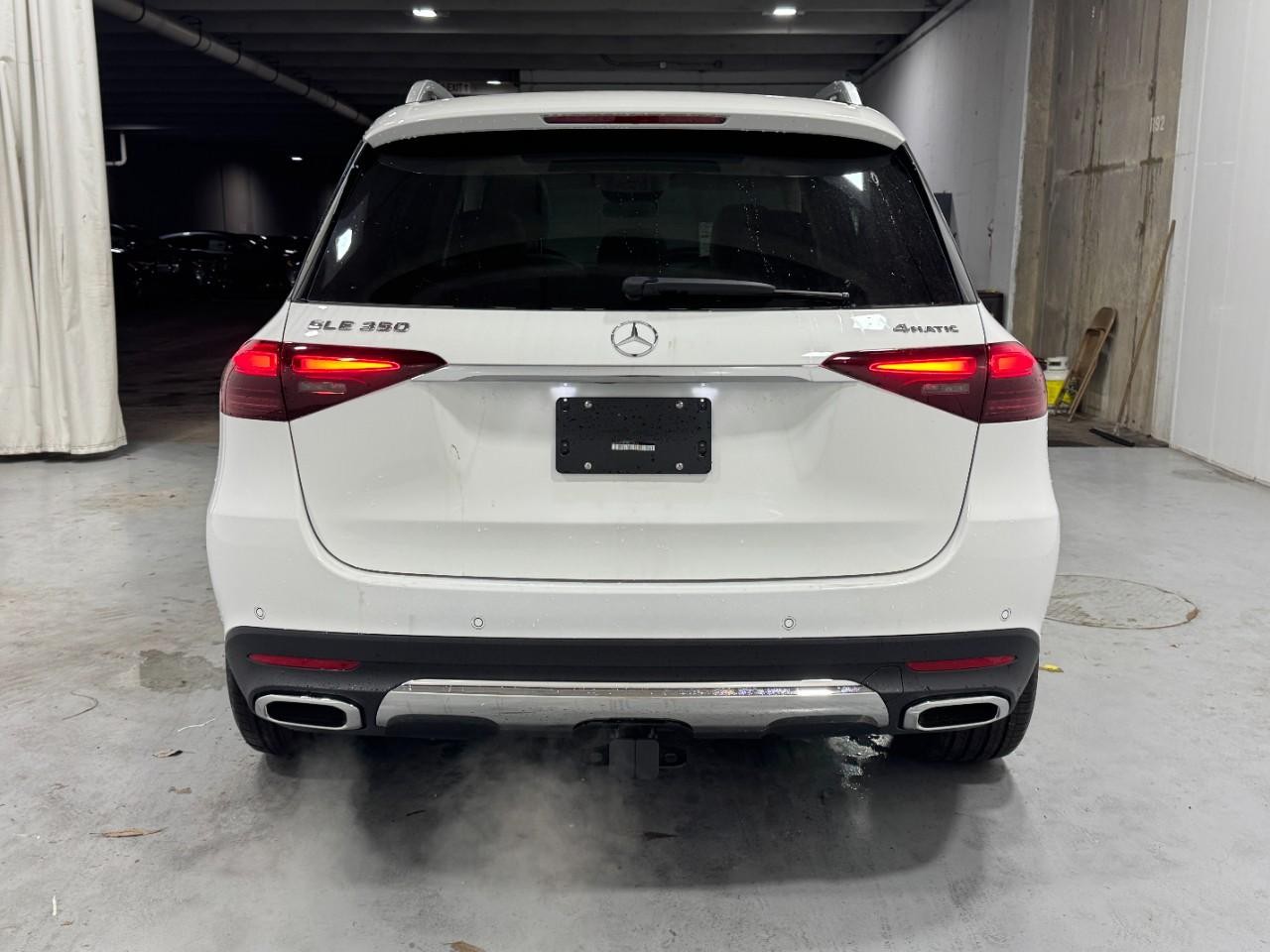 Mercedes-Benz GLE Vehicle Full-screen Gallery Image 9