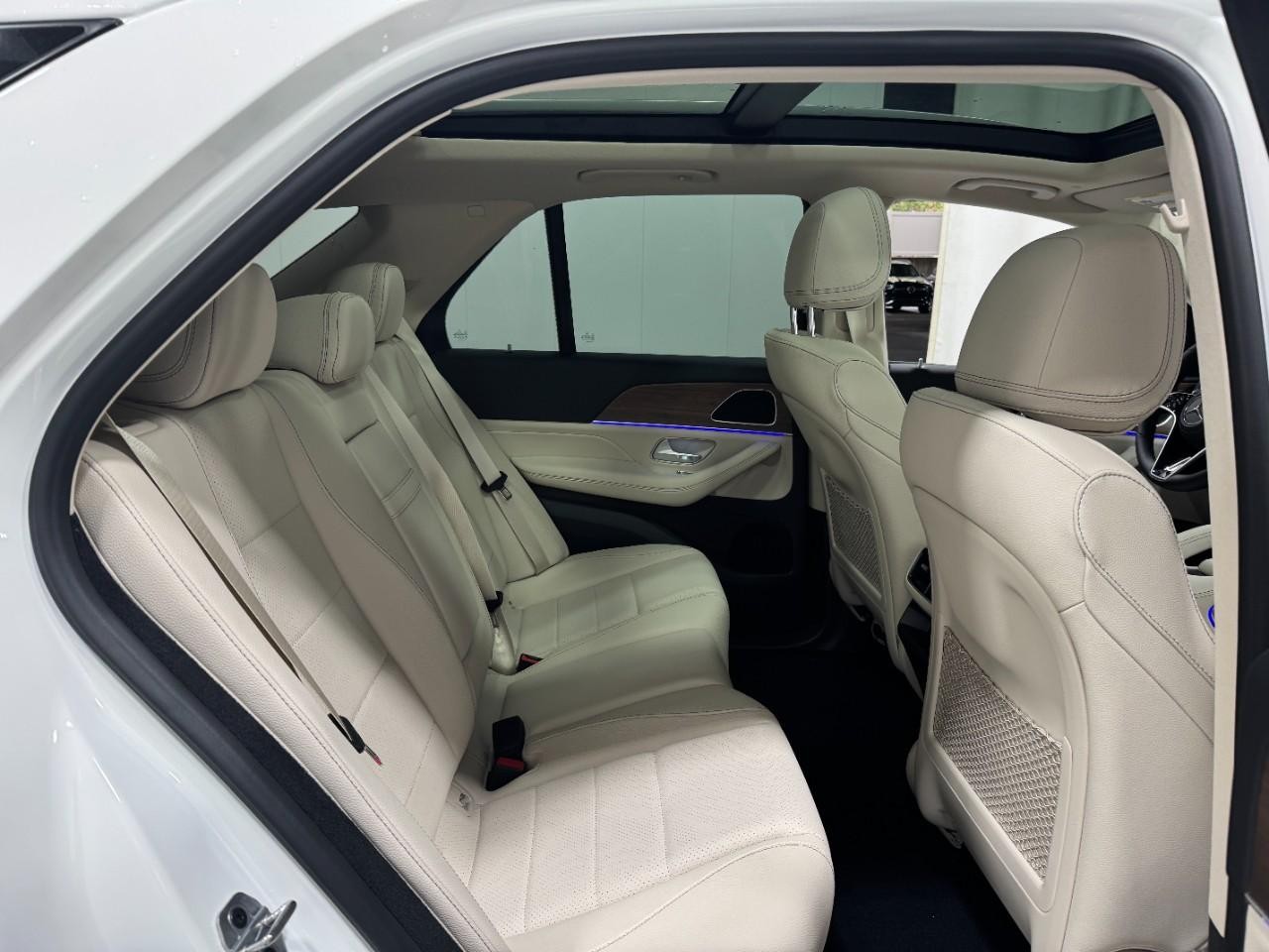 Mercedes-Benz GLE Vehicle Full-screen Gallery Image 10