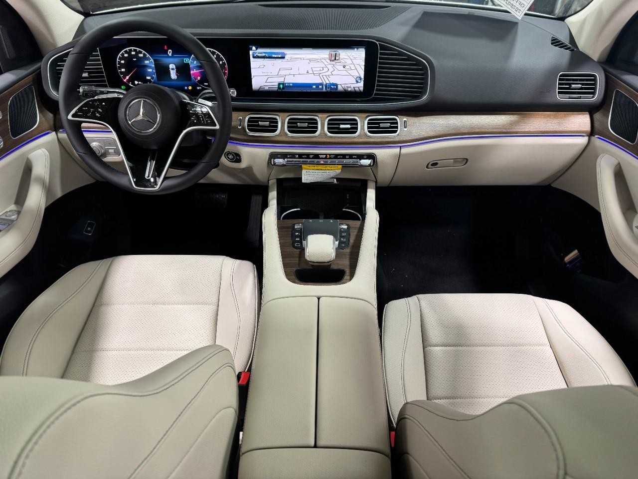 Mercedes-Benz GLE Vehicle Full-screen Gallery Image 12