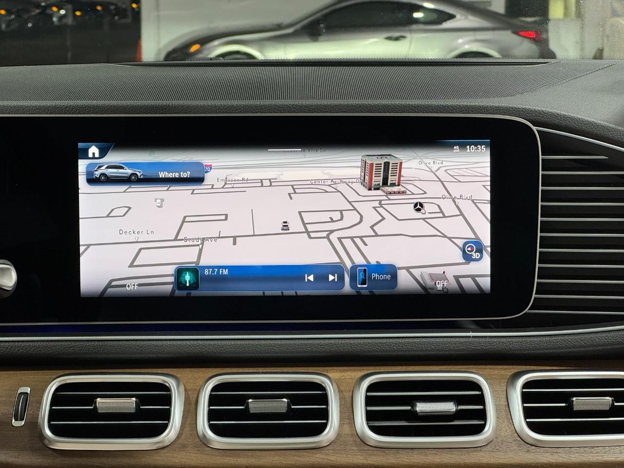 Mercedes-Benz GLE Vehicle Full-screen Gallery Image 14