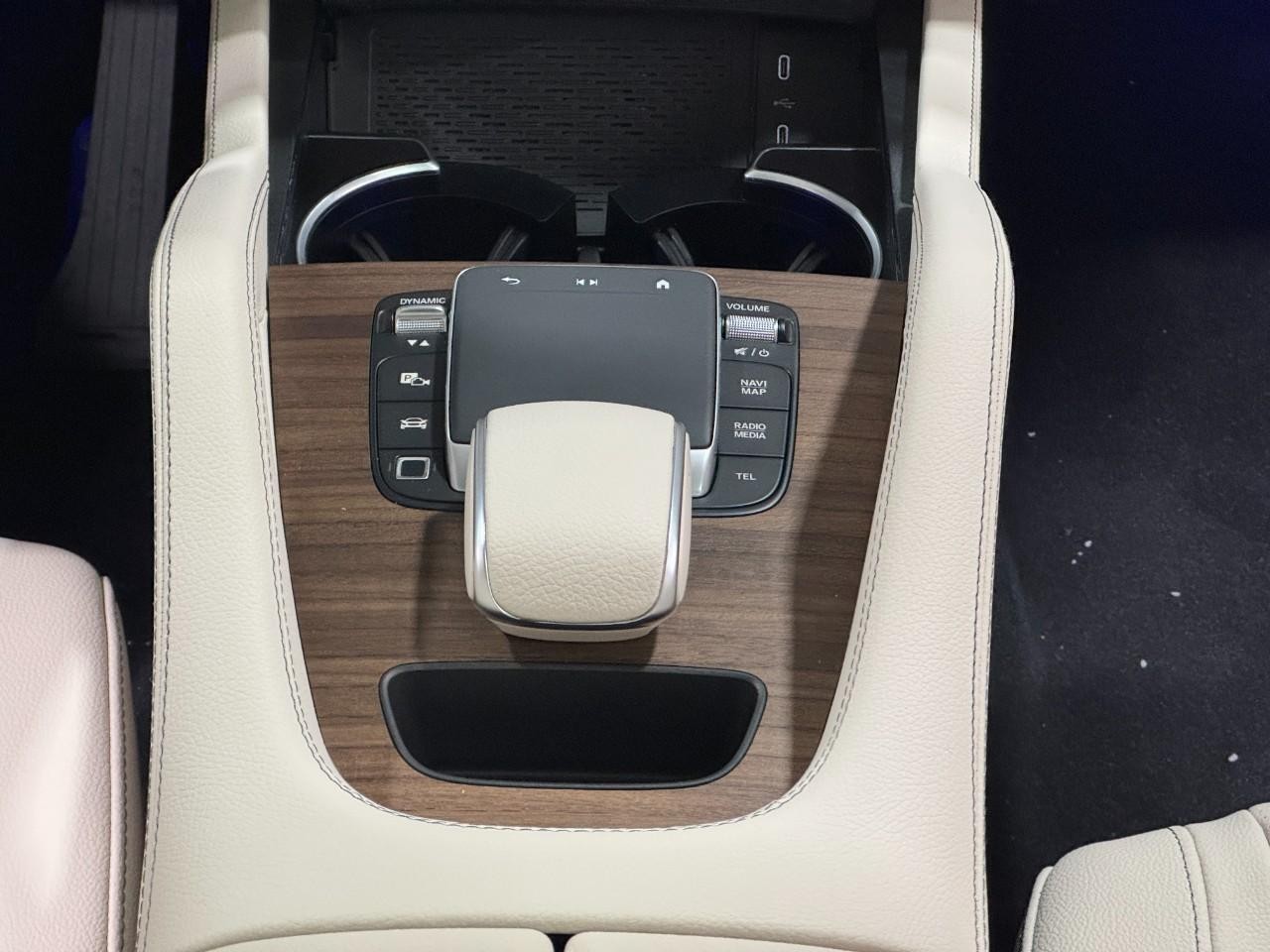 Mercedes-Benz GLE Vehicle Full-screen Gallery Image 16