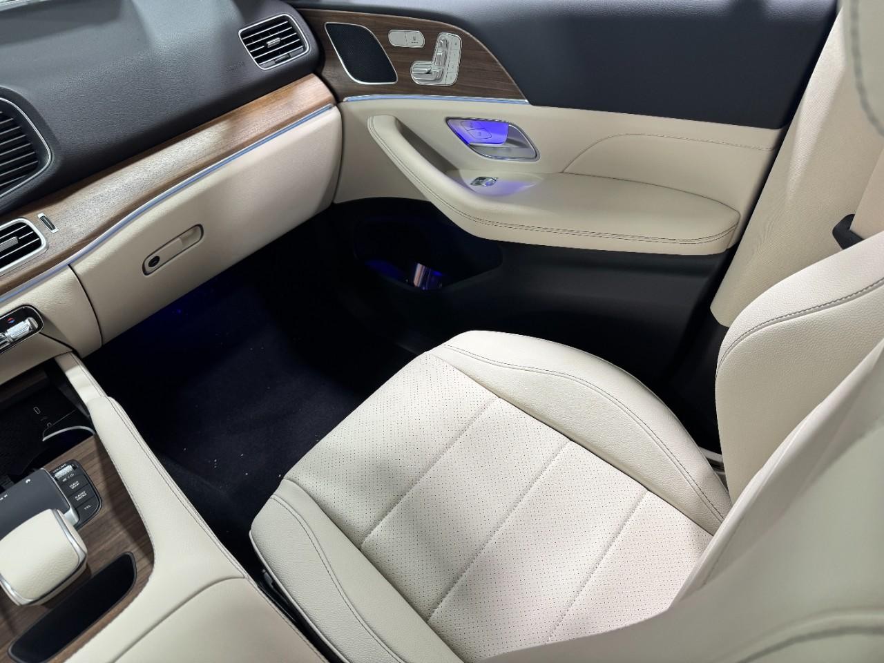 Mercedes-Benz GLE Vehicle Full-screen Gallery Image 17