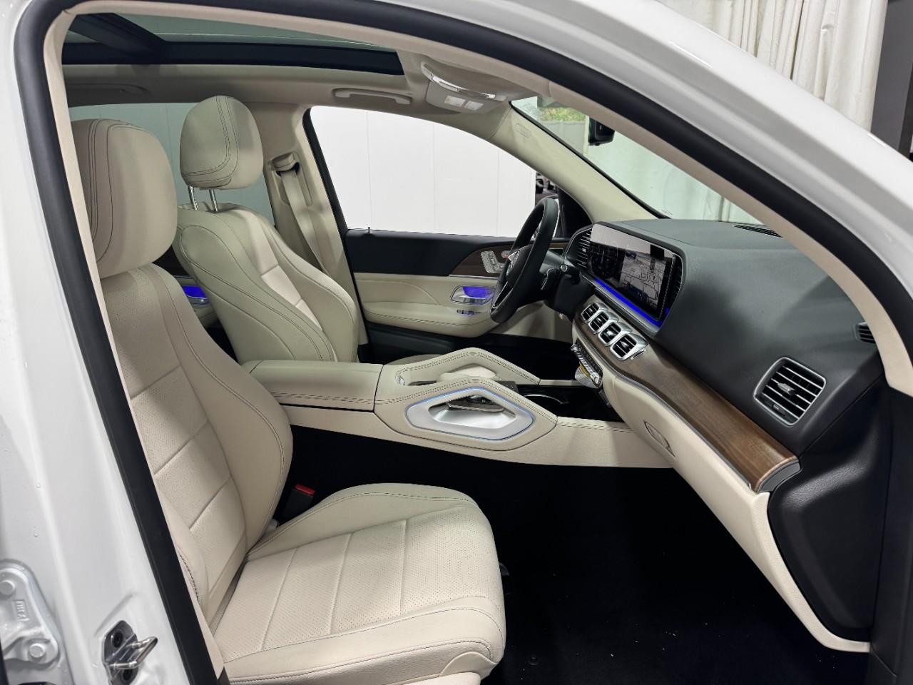 Mercedes-Benz GLE Vehicle Full-screen Gallery Image 18