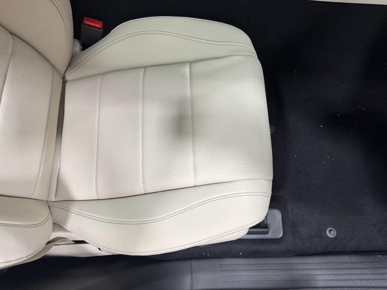 Mercedes-Benz GLE Vehicle Full-screen Gallery Image 19