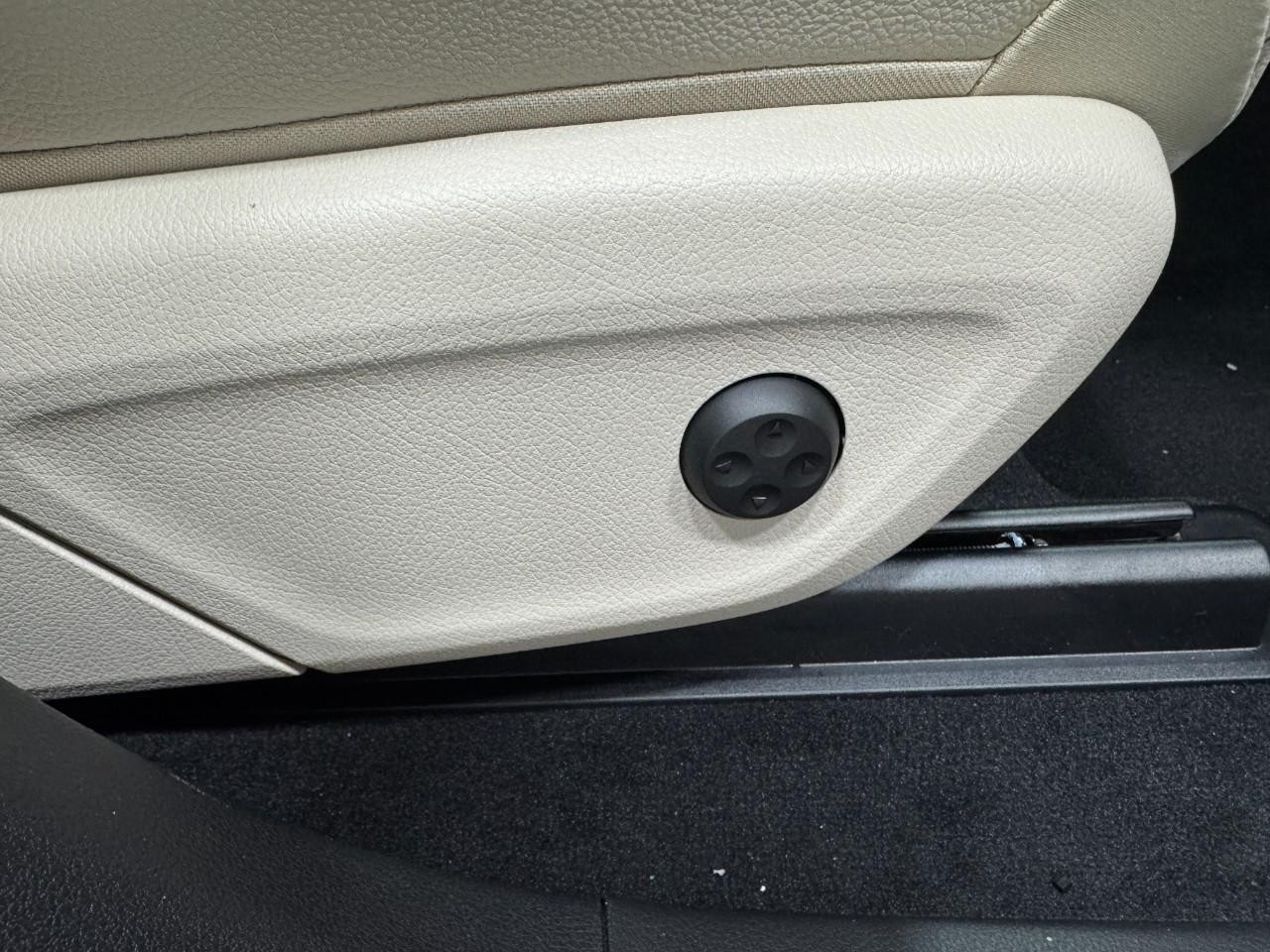 Mercedes-Benz GLE Vehicle Full-screen Gallery Image 20