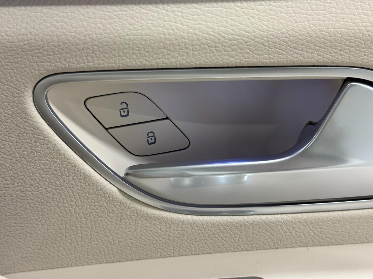 Mercedes-Benz GLE Vehicle Full-screen Gallery Image 22