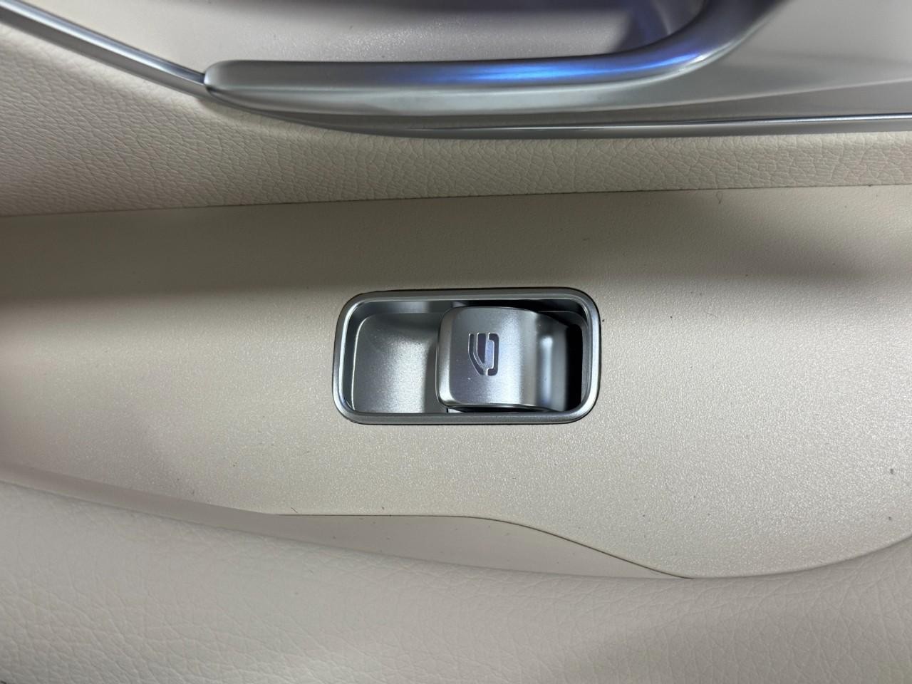 Mercedes-Benz GLE Vehicle Full-screen Gallery Image 23