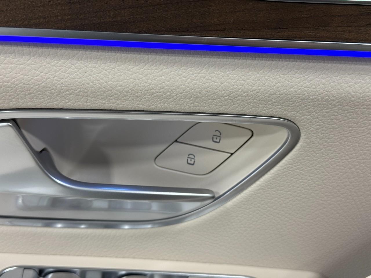 Mercedes-Benz GLE Vehicle Full-screen Gallery Image 25