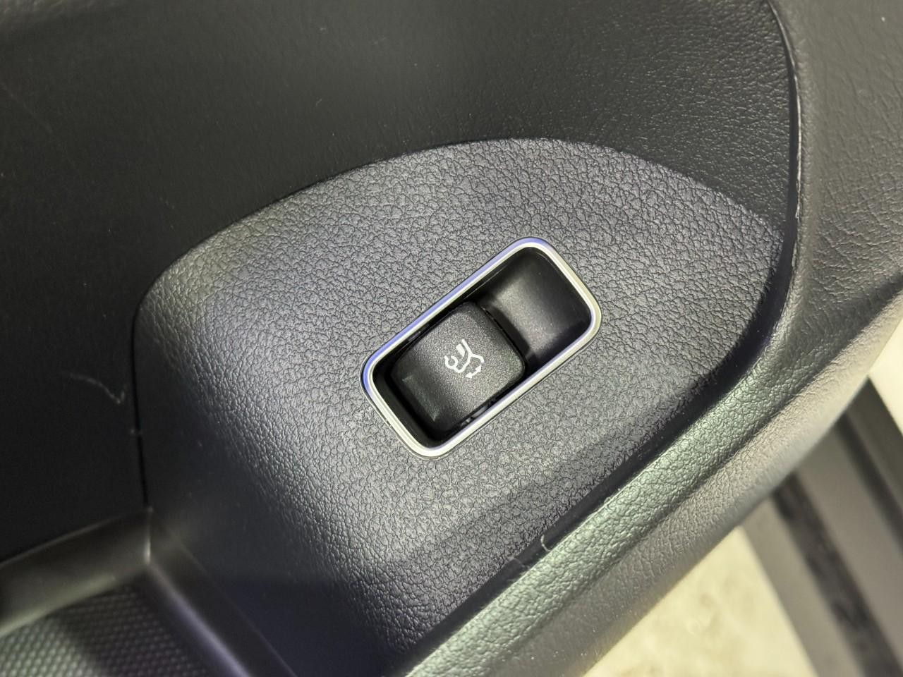 Mercedes-Benz GLE Vehicle Full-screen Gallery Image 27