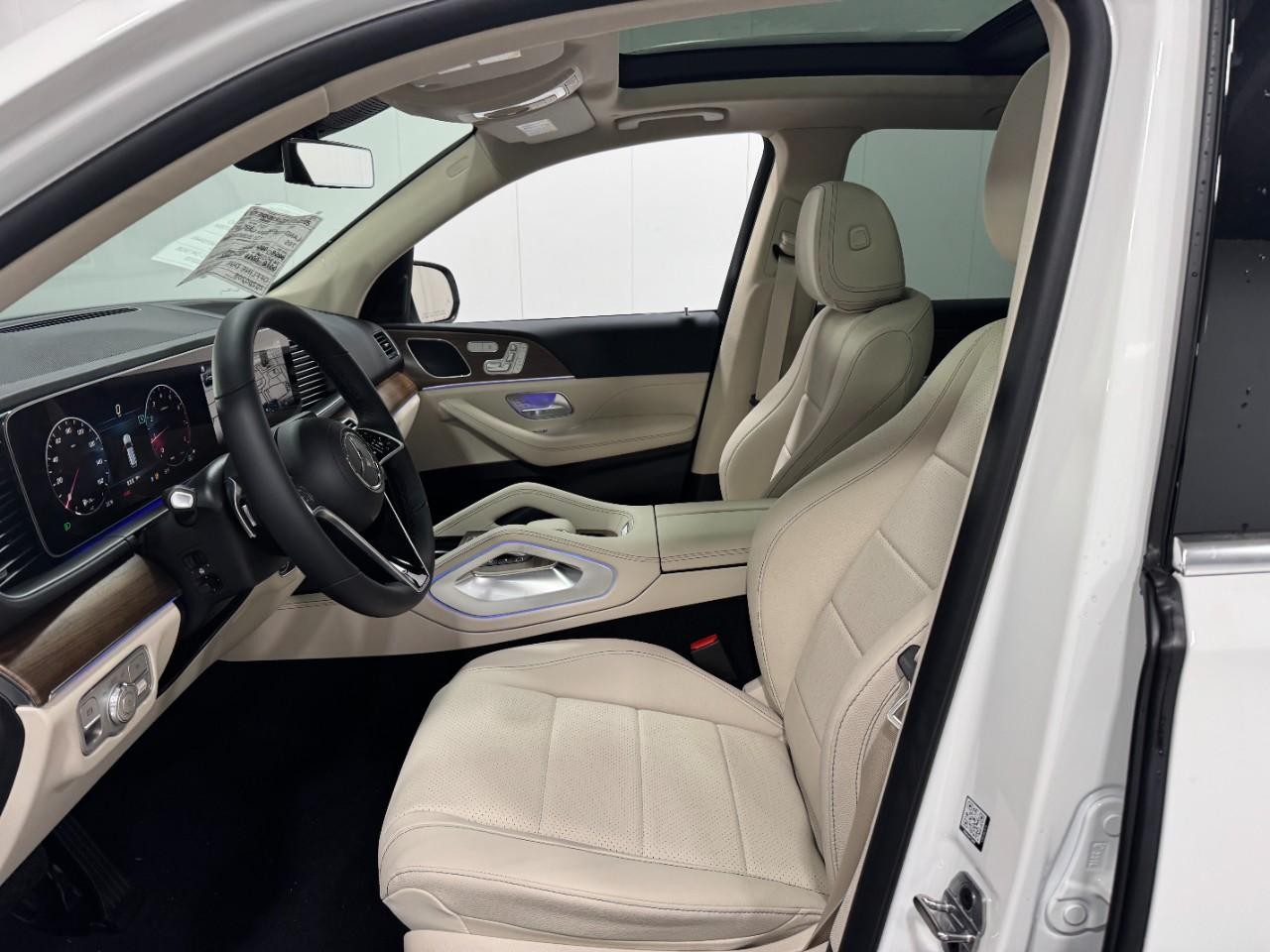 Mercedes-Benz GLE Vehicle Full-screen Gallery Image 28