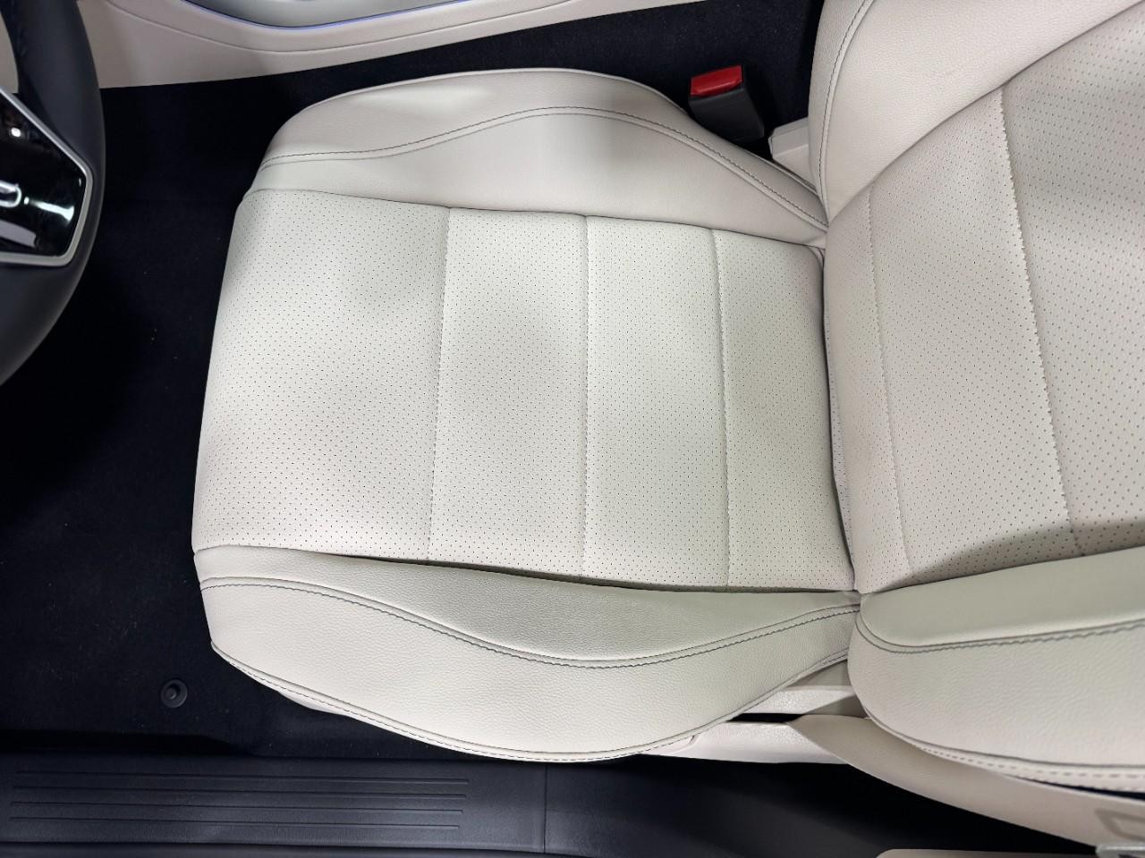 Mercedes-Benz GLE Vehicle Full-screen Gallery Image 29