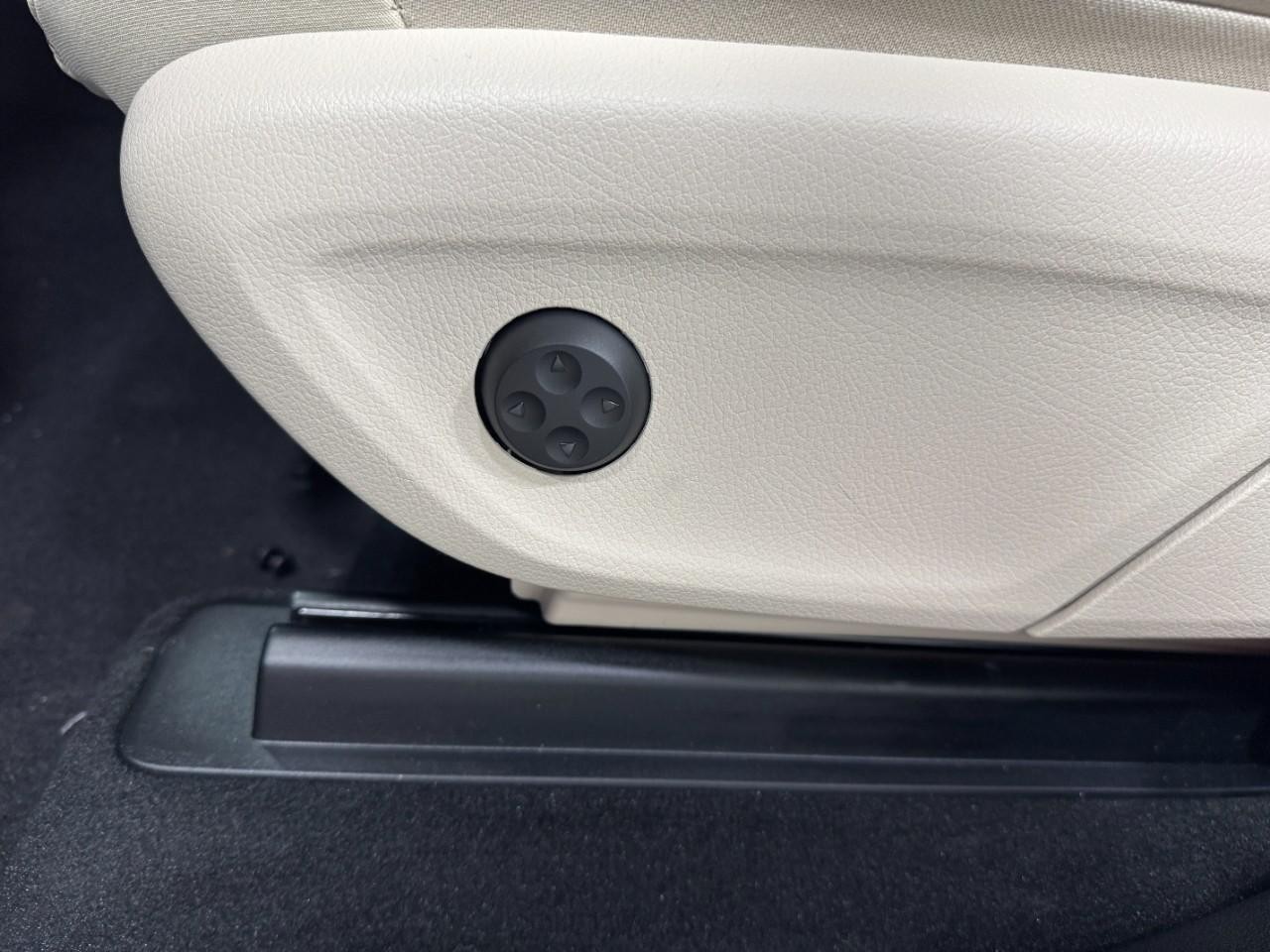 Mercedes-Benz GLE Vehicle Full-screen Gallery Image 30