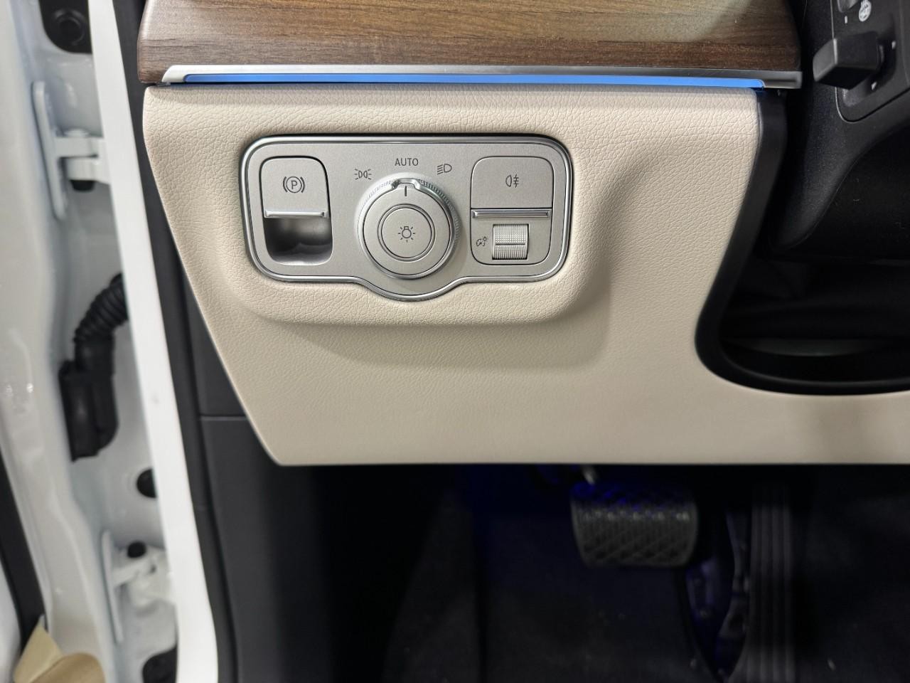 Mercedes-Benz GLE Vehicle Full-screen Gallery Image 31