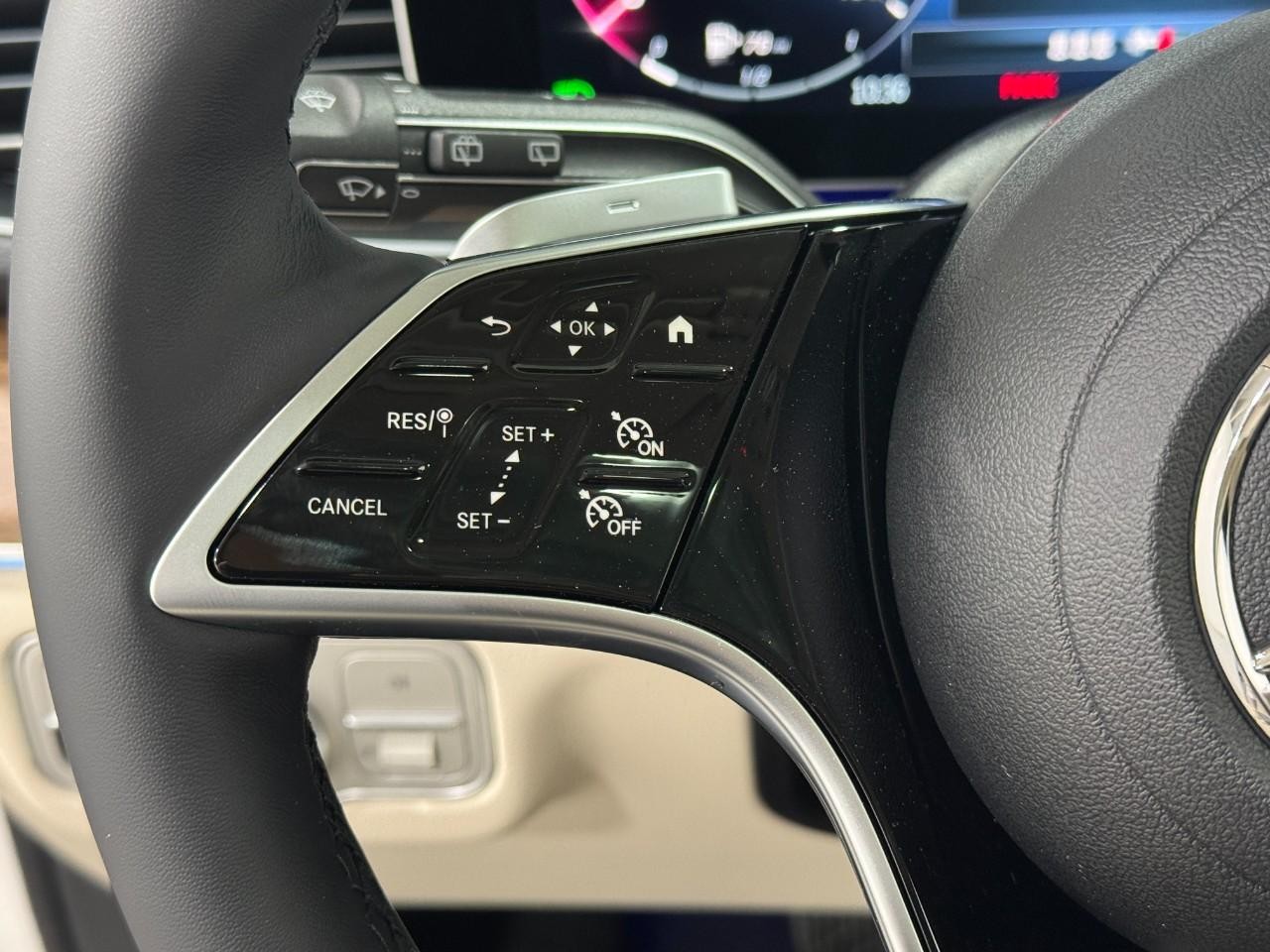 Mercedes-Benz GLE Vehicle Full-screen Gallery Image 32