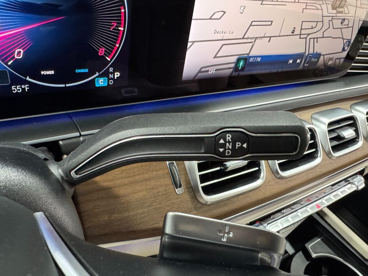 Mercedes-Benz GLE Vehicle Full-screen Gallery Image 35