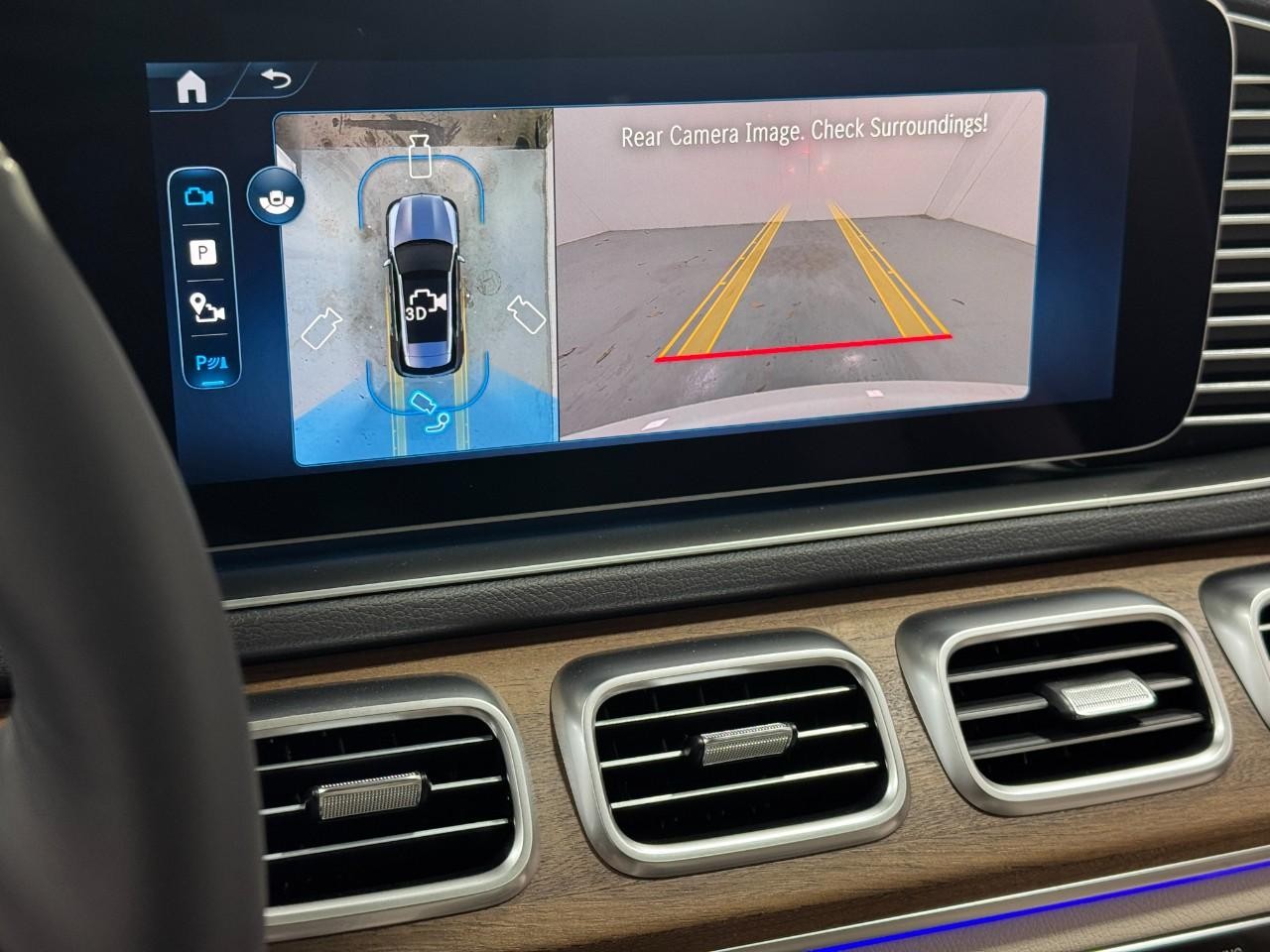 Mercedes-Benz GLE Vehicle Full-screen Gallery Image 36