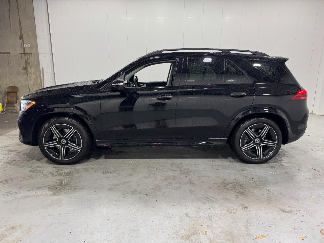 Mercedes-Benz GLE Vehicle Full-screen Gallery Image 2