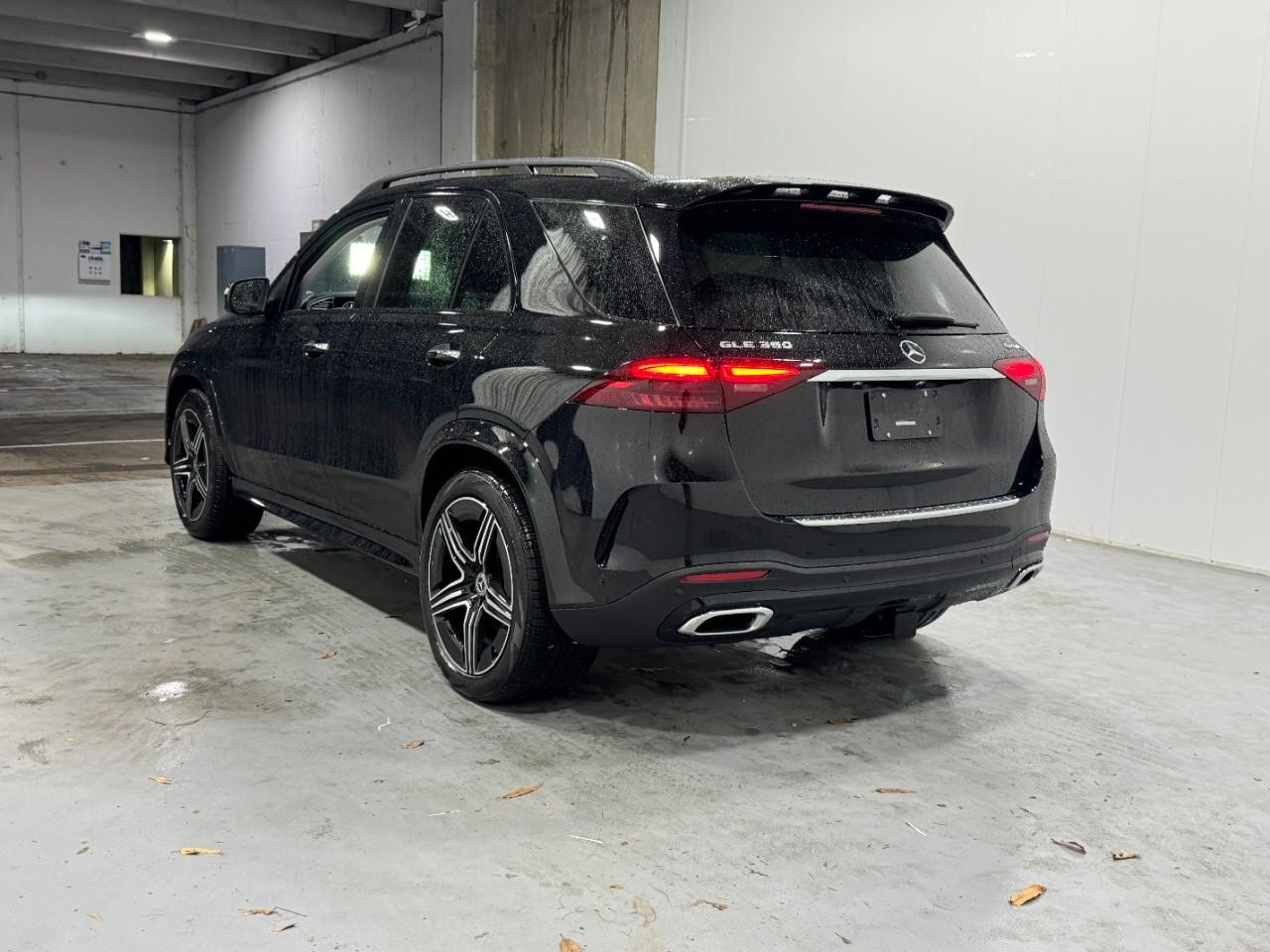 Mercedes-Benz GLE Vehicle Full-screen Gallery Image 3