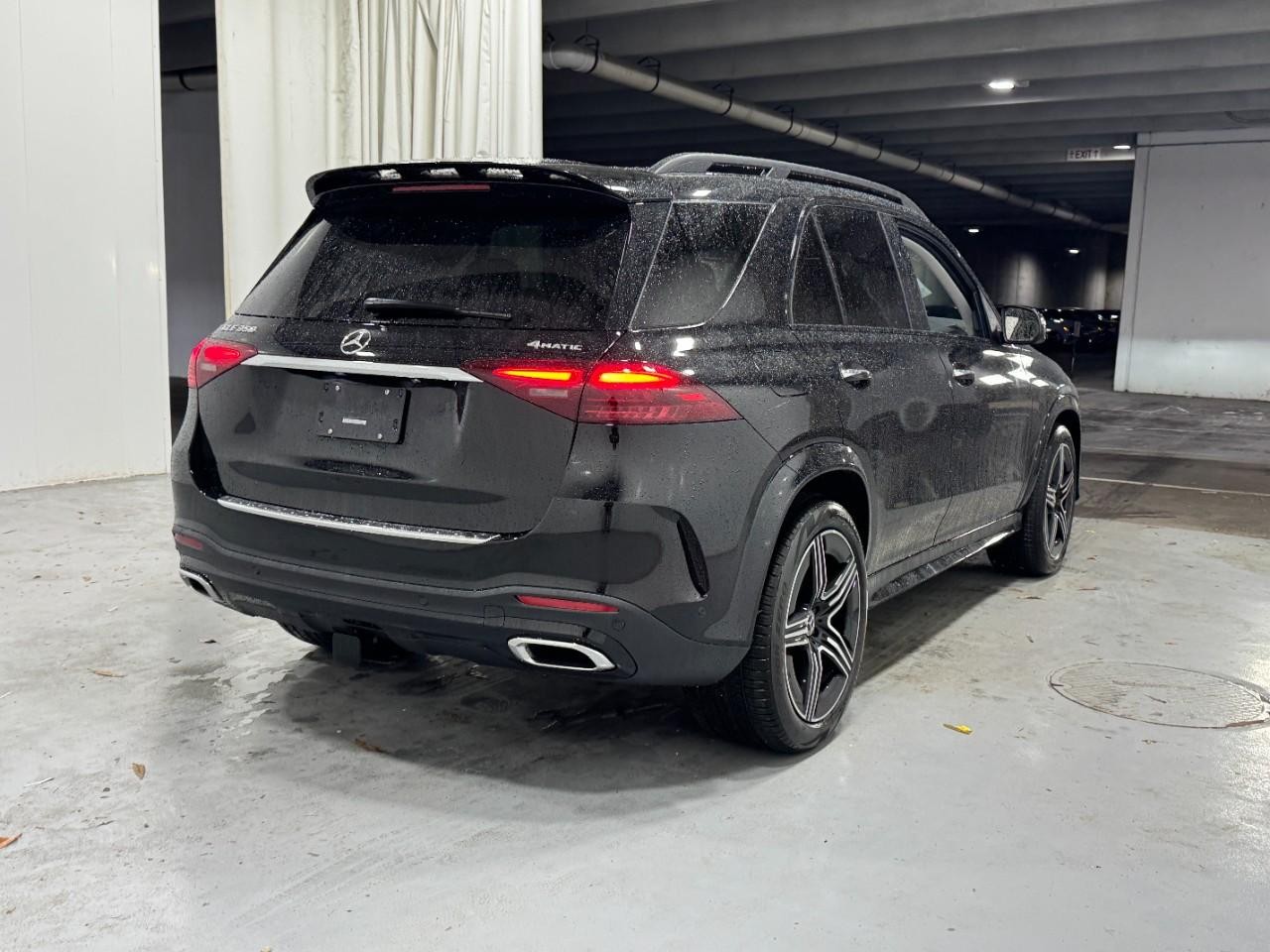 Mercedes-Benz GLE Vehicle Full-screen Gallery Image 4