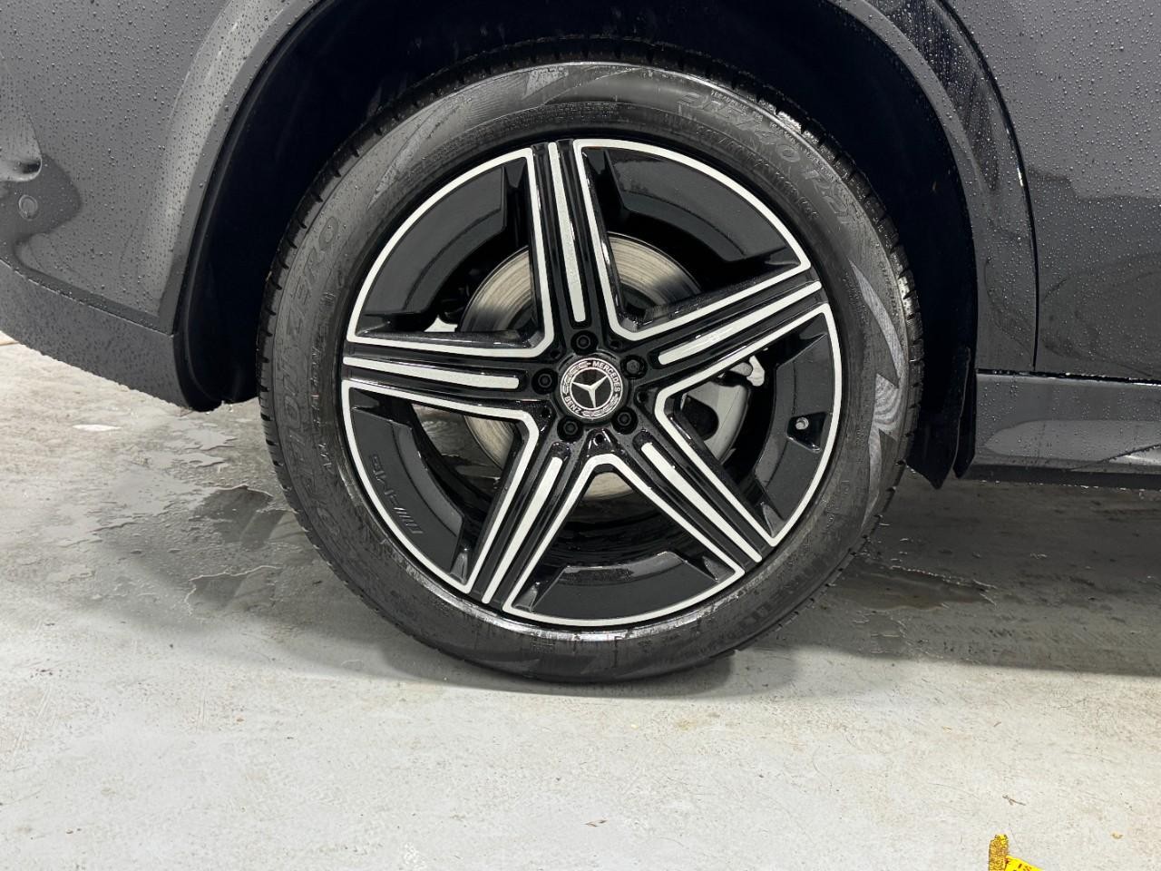 Mercedes-Benz GLE Vehicle Full-screen Gallery Image 5