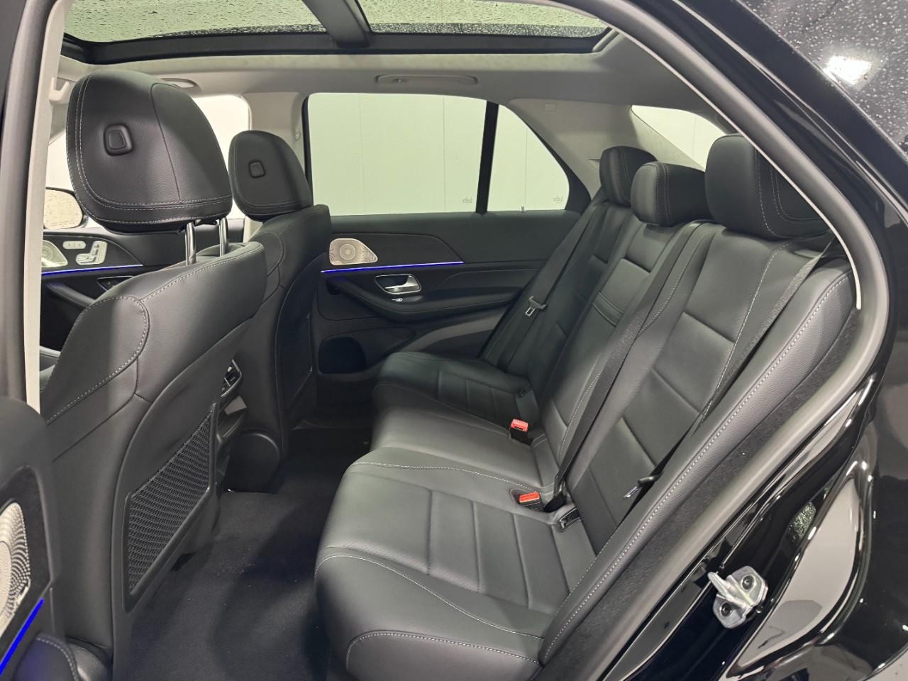 Mercedes-Benz GLE Vehicle Full-screen Gallery Image 8