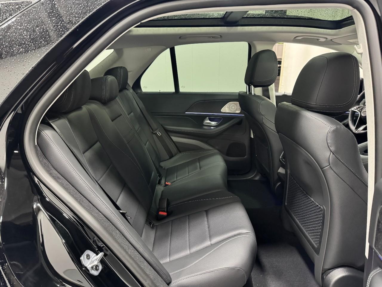 Mercedes-Benz GLE Vehicle Full-screen Gallery Image 10