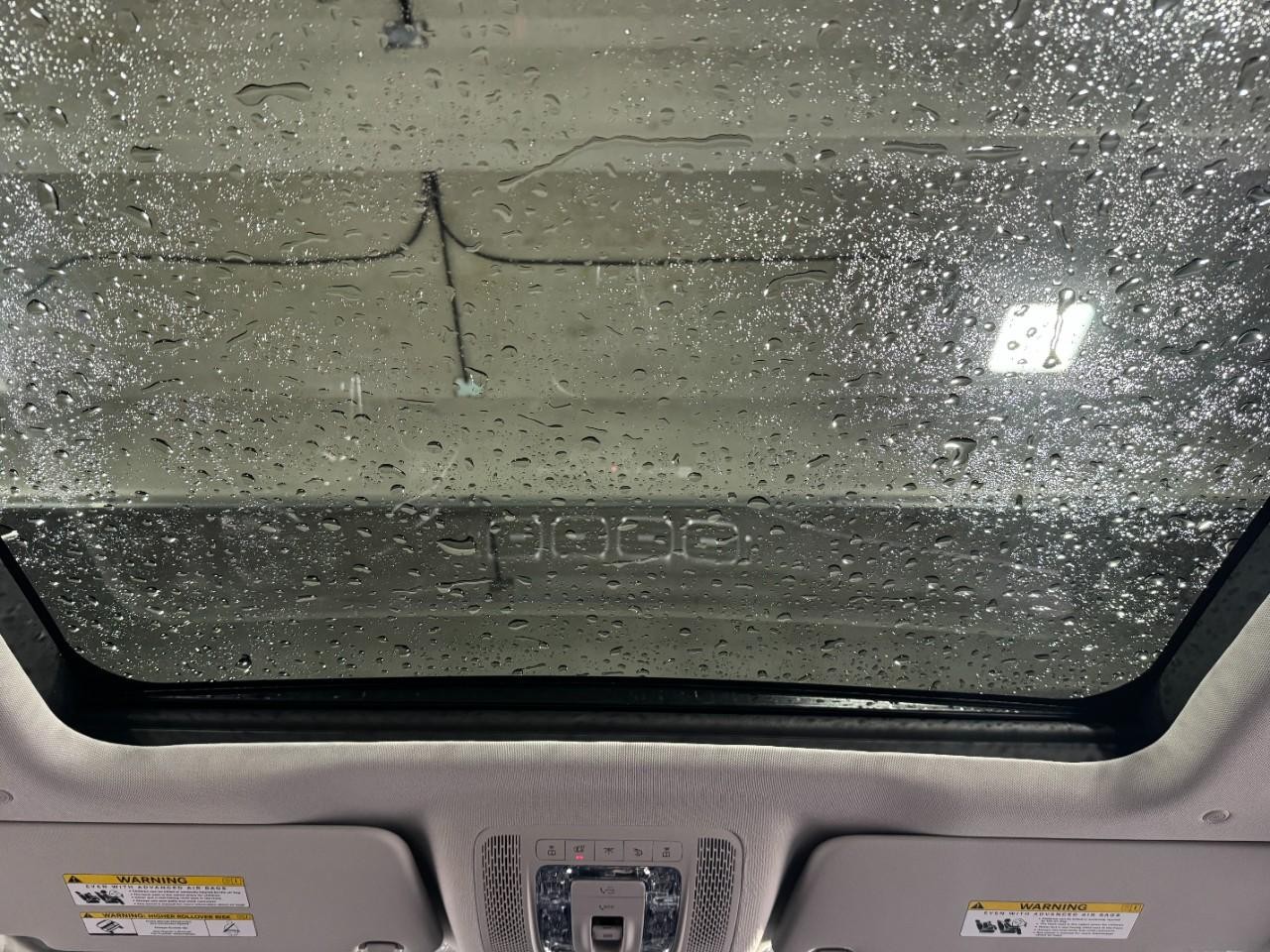 Mercedes-Benz GLE Vehicle Full-screen Gallery Image 11