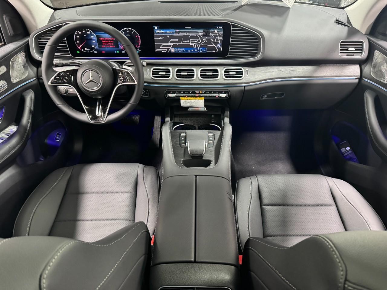 Mercedes-Benz GLE Vehicle Full-screen Gallery Image 12