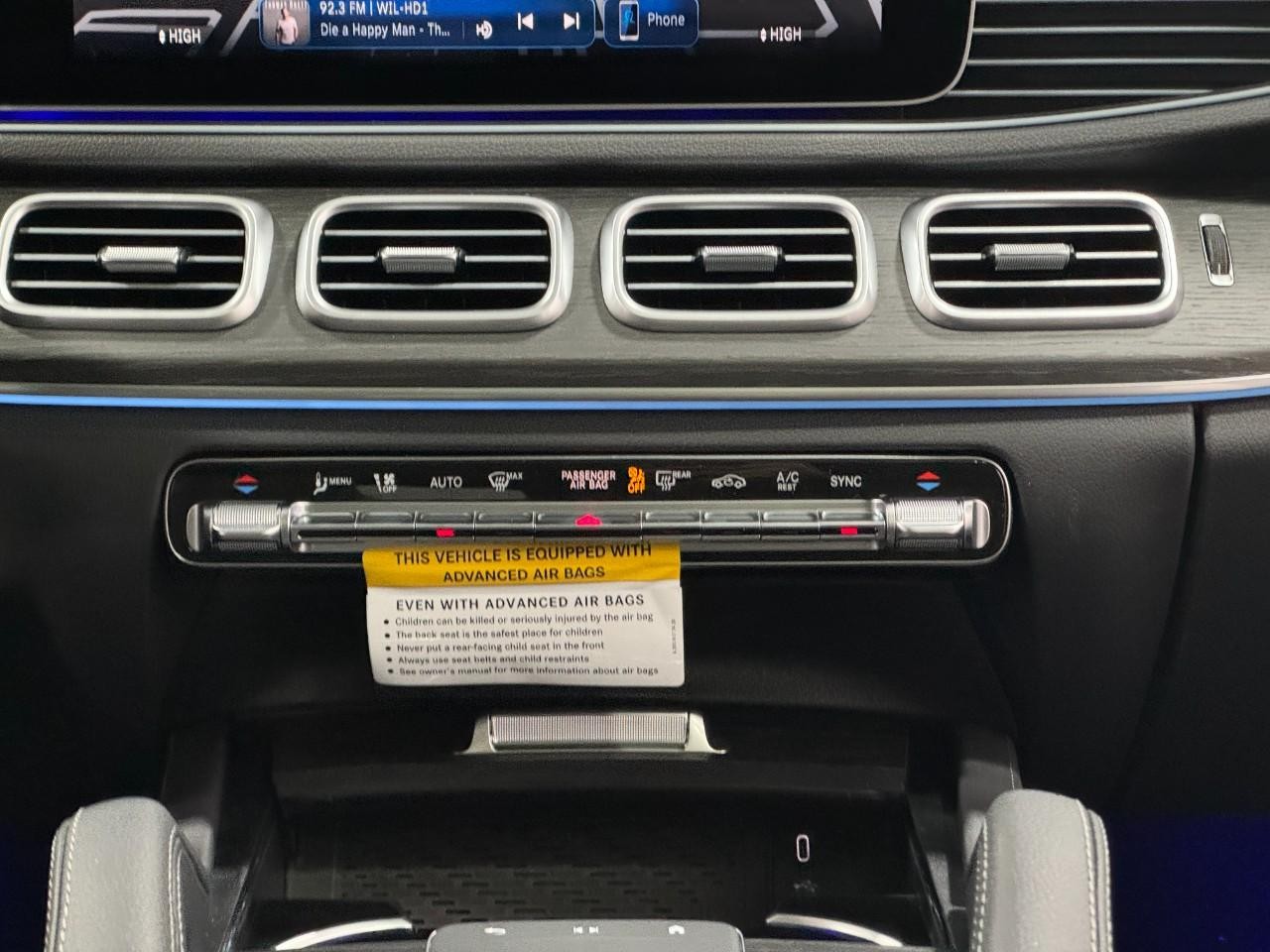 Mercedes-Benz GLE Vehicle Full-screen Gallery Image 15