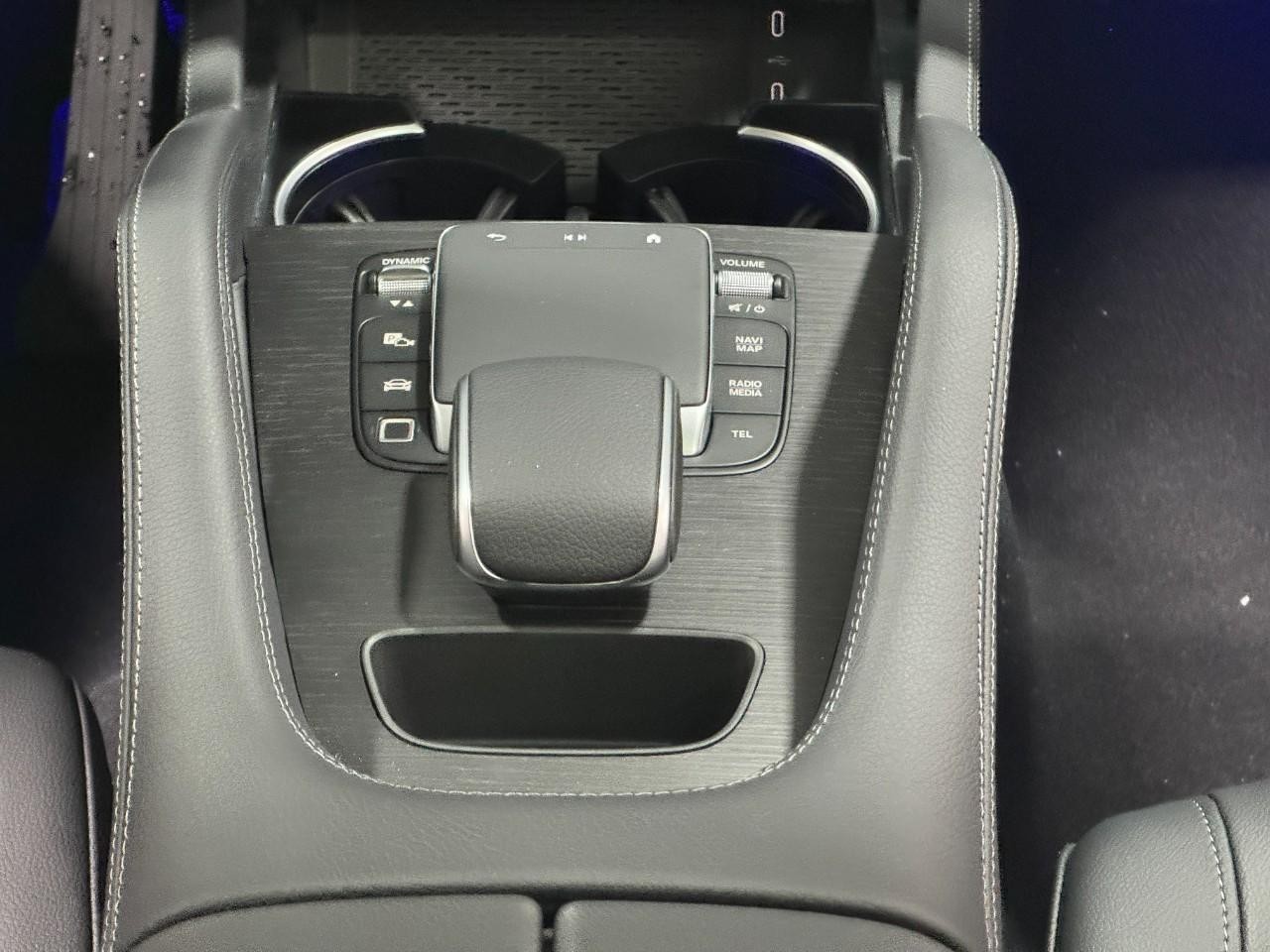 Mercedes-Benz GLE Vehicle Full-screen Gallery Image 16