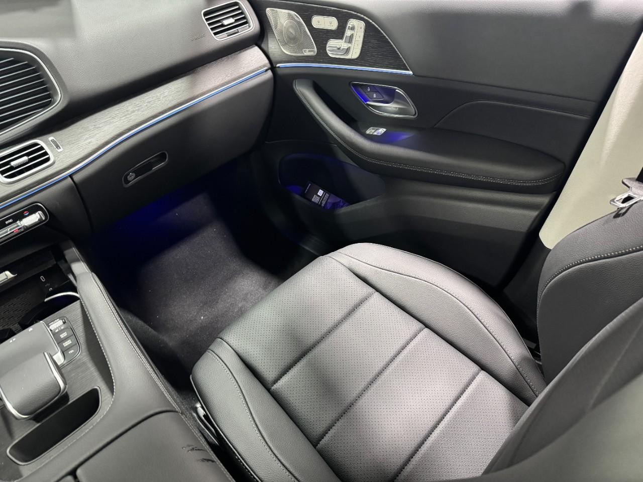 Mercedes-Benz GLE Vehicle Full-screen Gallery Image 17