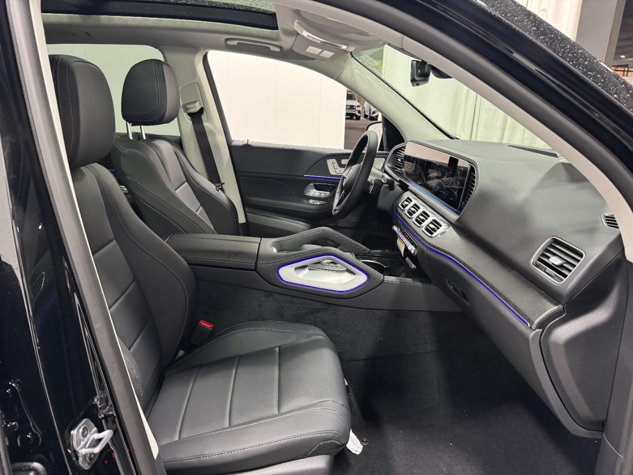 Mercedes-Benz GLE Vehicle Full-screen Gallery Image 18